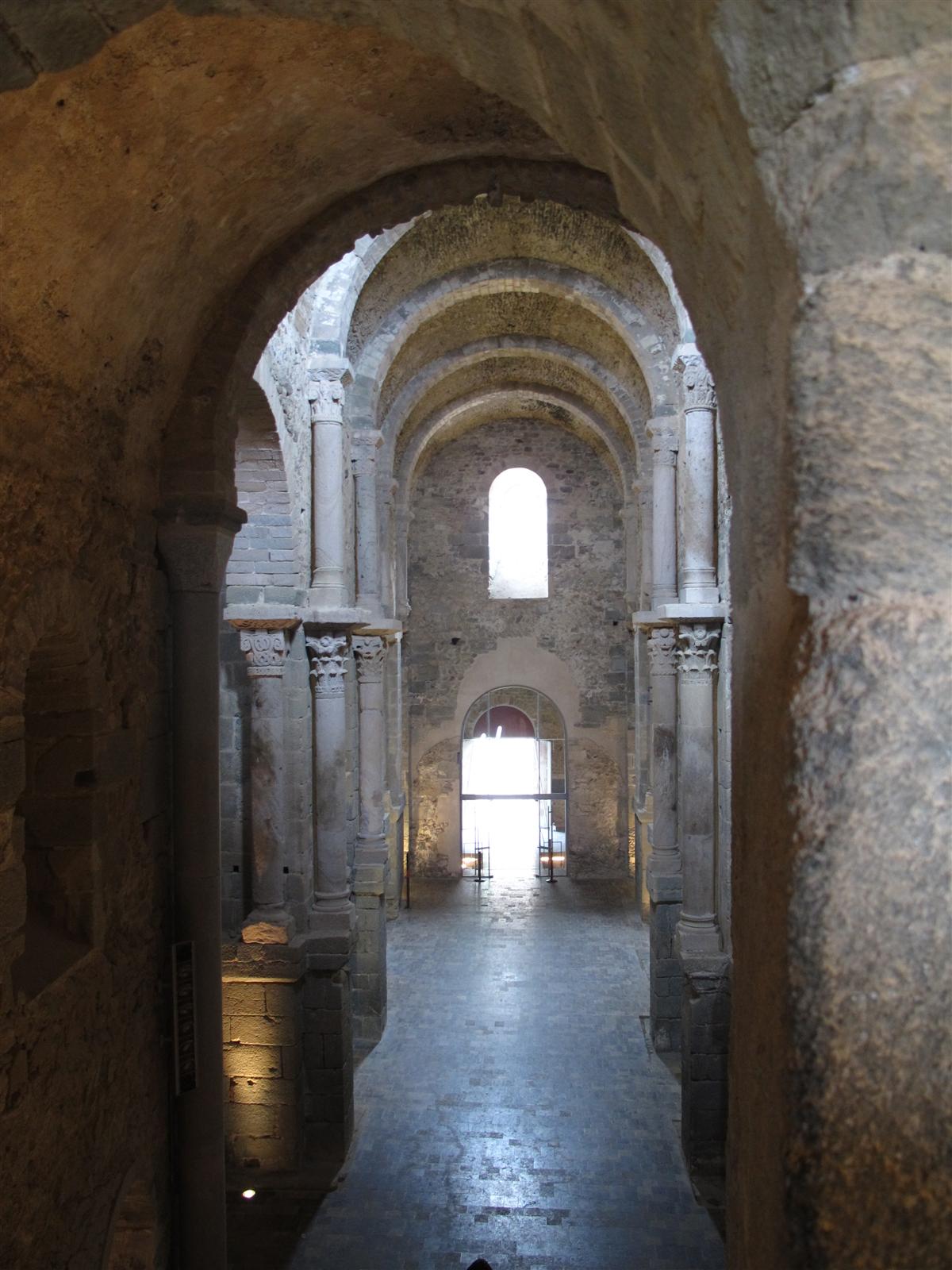 Interior de la nave románica del monasterio de Sant Pere de Rodes