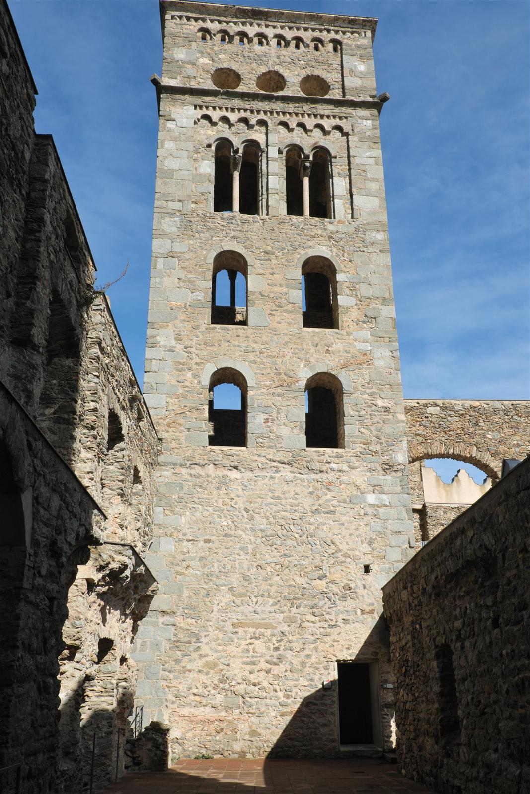 Campanario románico del monasterio de Sant Pere de Rodes