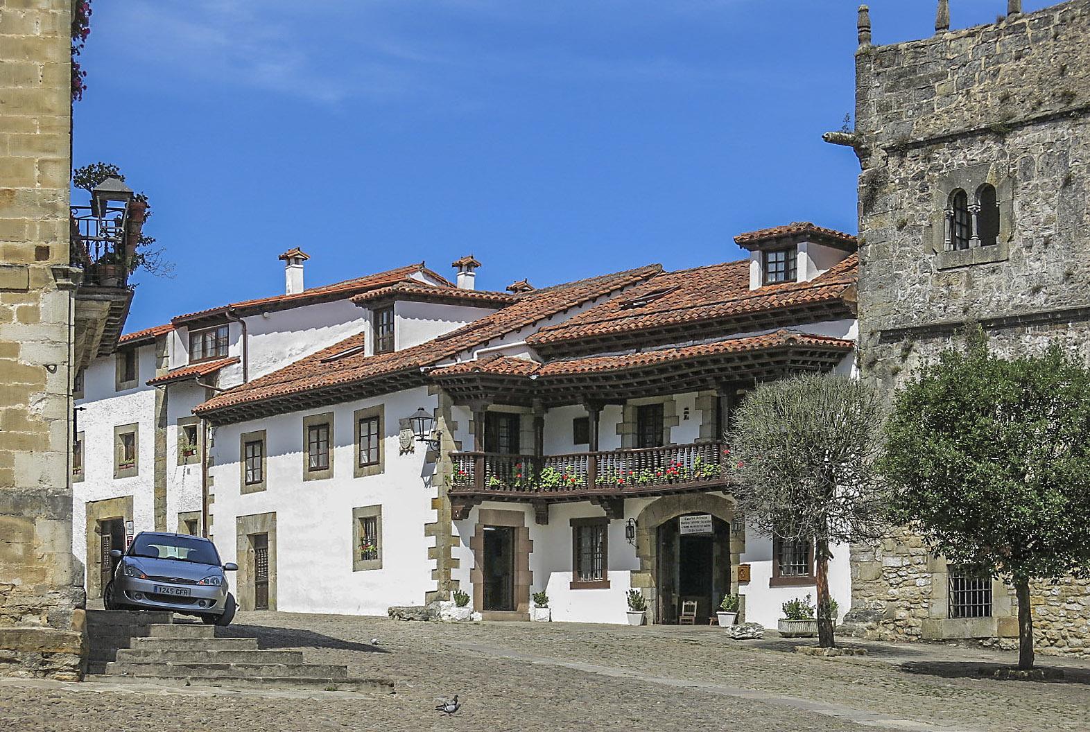 Calle empedrada del casco histórico con el Palacio de Velarde