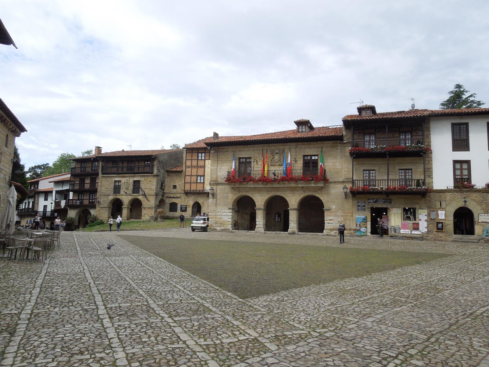 Vista general de la Plaza Mayor de Santillana del Mar, con el Ayuntamiento al fondo