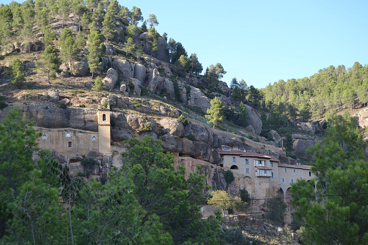 Fachada del Santuario de la Balma encajada en el acantilado rocoso, Zorita del Maestrazgo