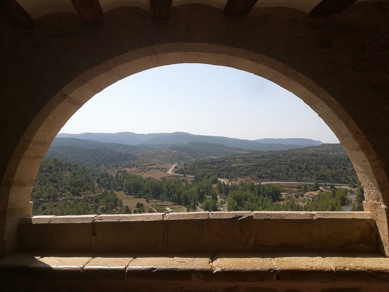 Vista exterior del Santuario de la Balma con el pasillo-mirador sobre el río Bergantes