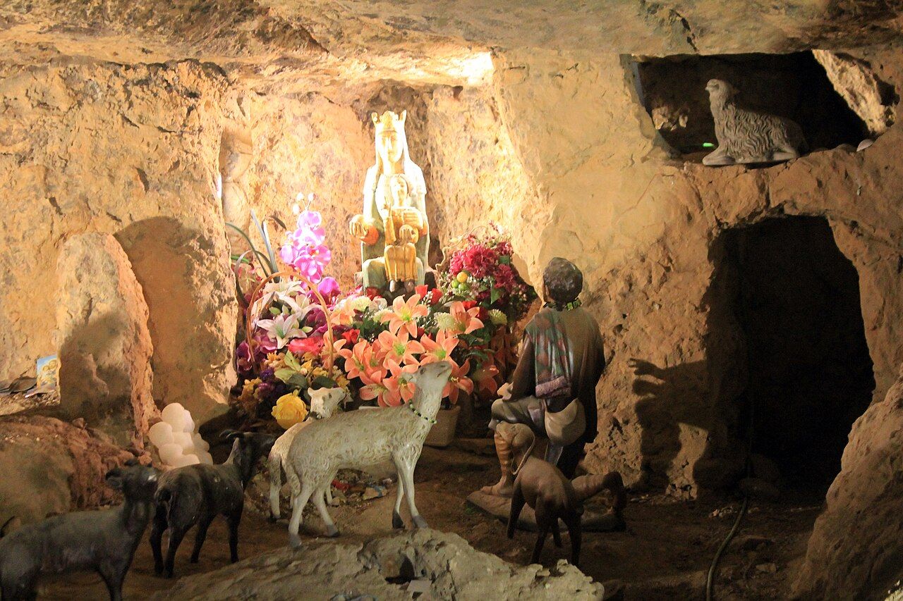 El Santuario de la Balma integrado en la roca del acantilado, paisaje de Els Ports