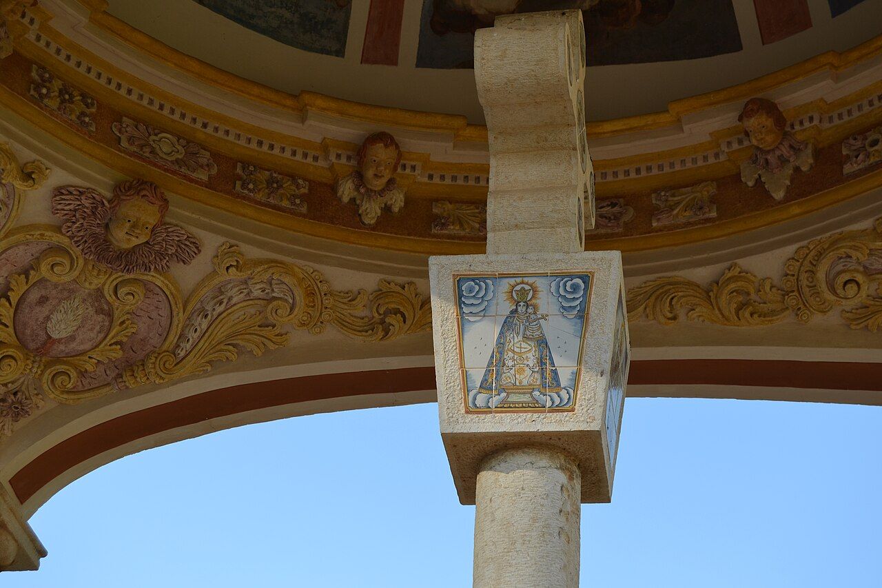 Perspectiva del santuario rupestre de la Balma desde el barranco del río Bergantes