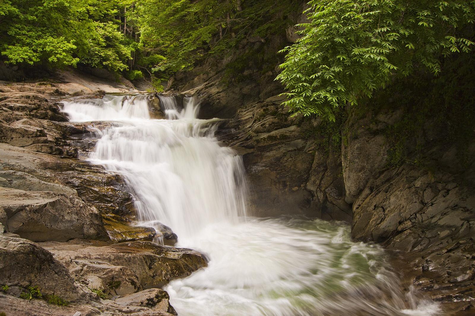 Cascada del Cubo, sobre el río Urbeltza, destino del sendero Errekaidorra