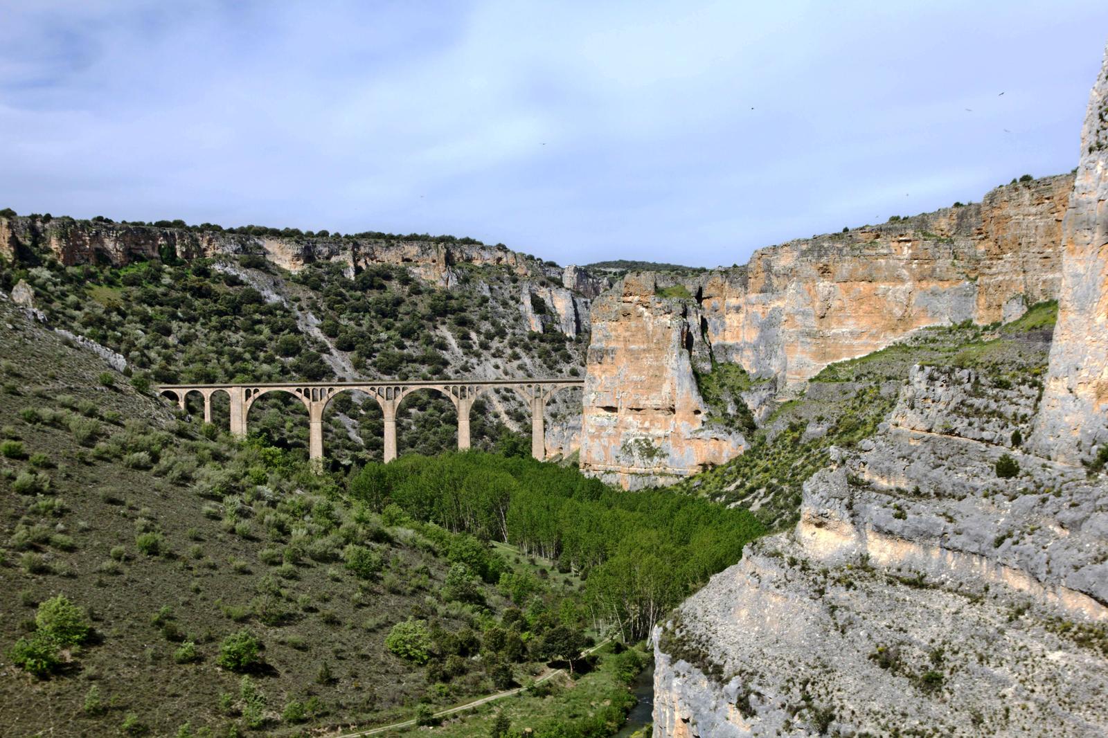 Vista del cañón de las Hoces del Riaza con el viaducto de Riaza al fondo