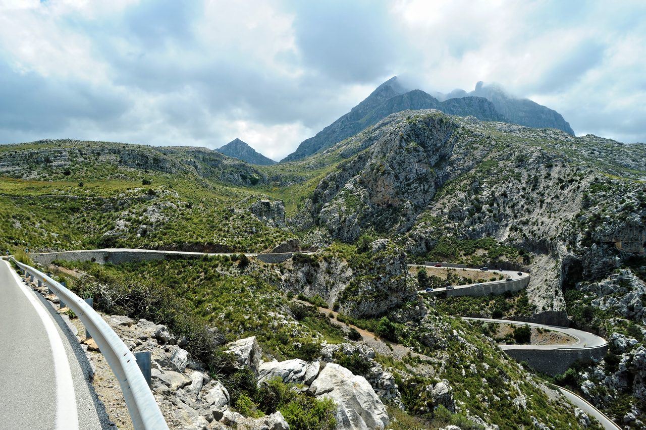 Paisaje montañoso de la Serra de Tramuntana con bancales de piedra seca y vegetación mediterránea