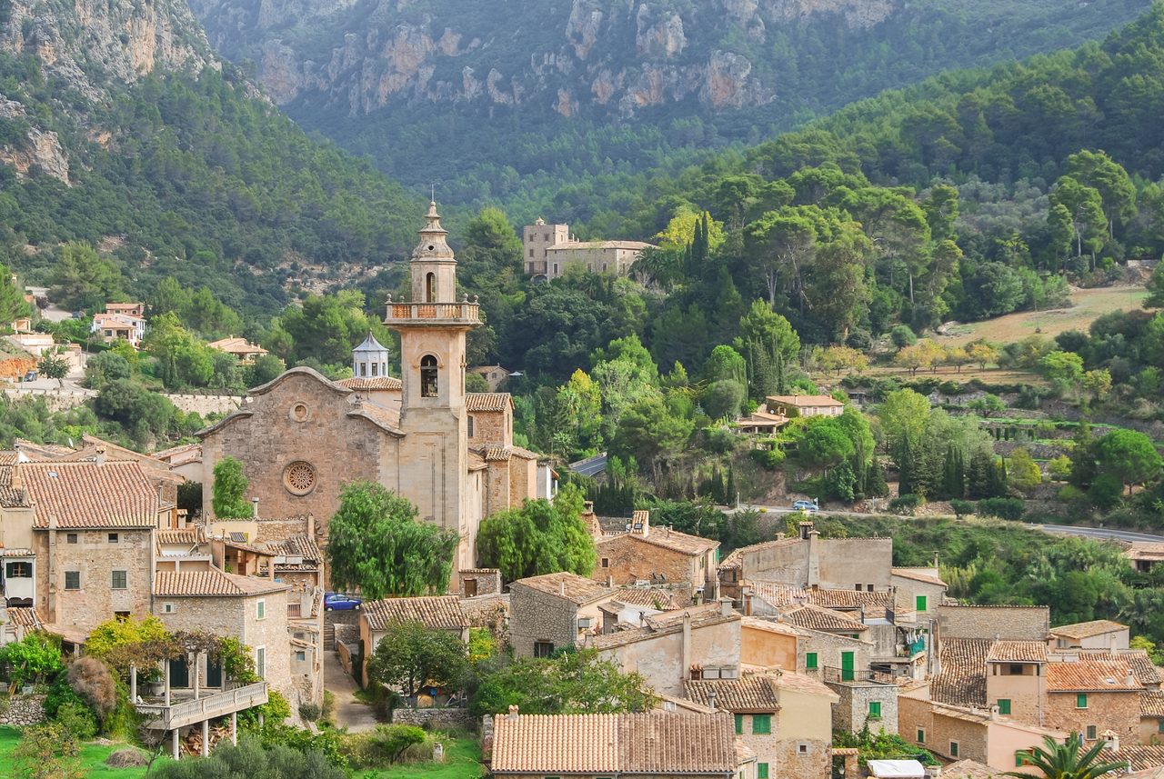Vista del pueblo de Valldemossa enclavado en las montañas de la Serra de Tramuntana, Mallorca