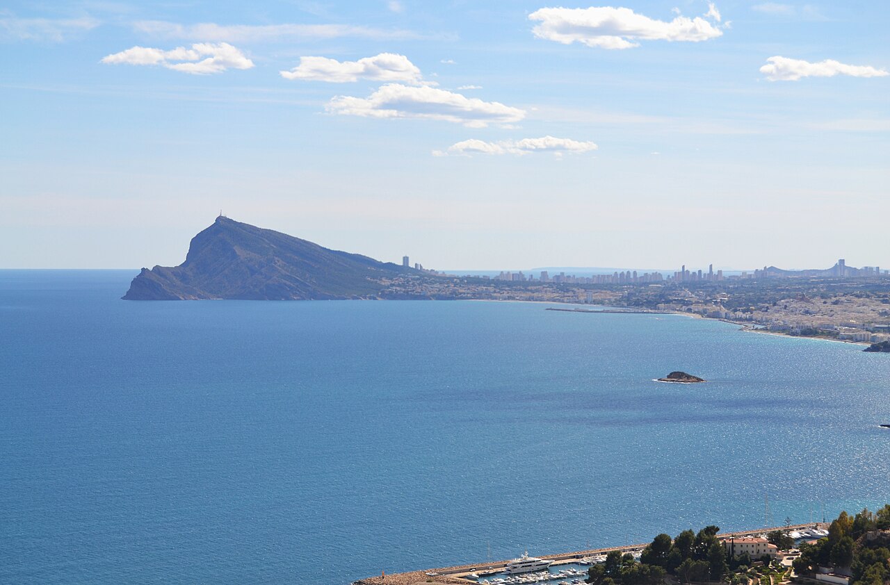 Vista de la bahía de Altea y Benidorm desde la Serra Gelada
