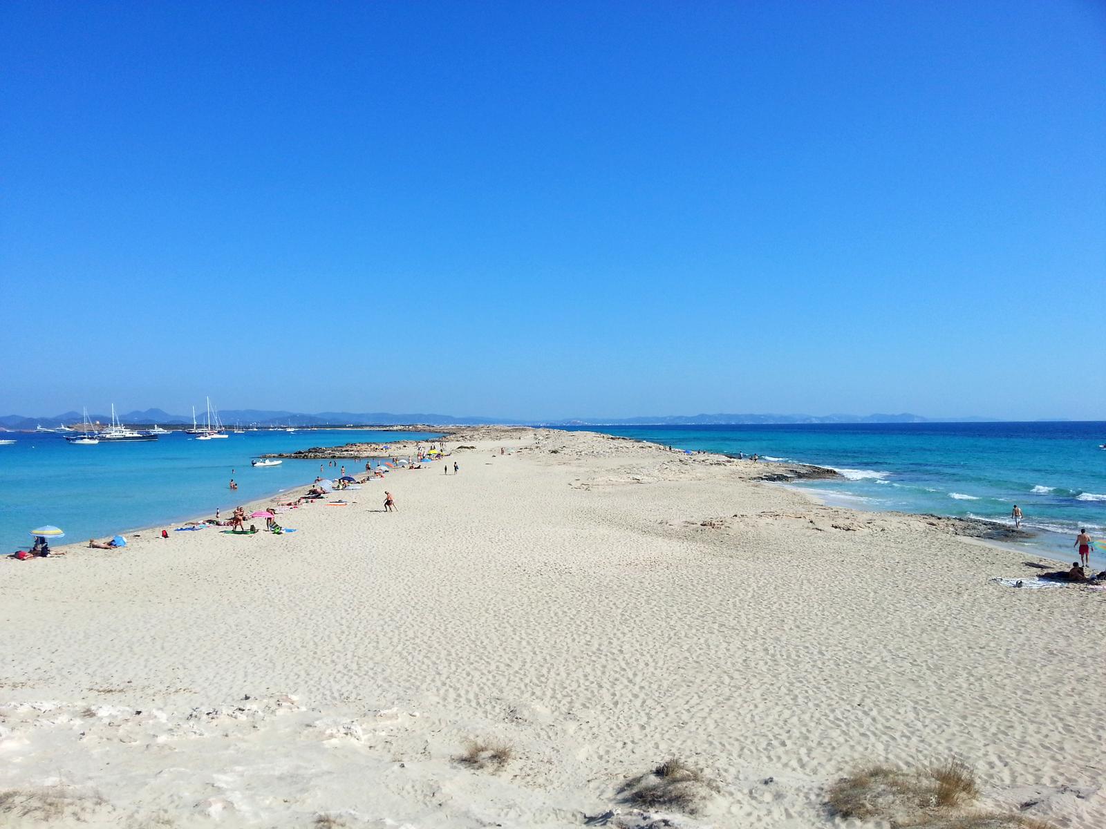 Vista general de la playa y la lengua de arena hacia es Trucadors