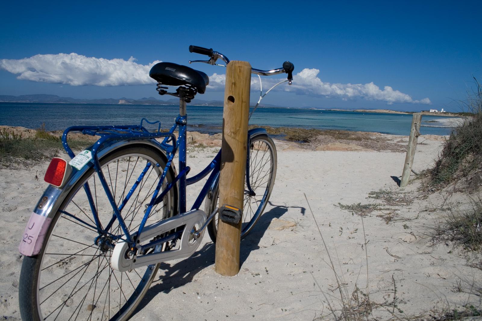 Bicicleta en la orilla de Ses Illetes