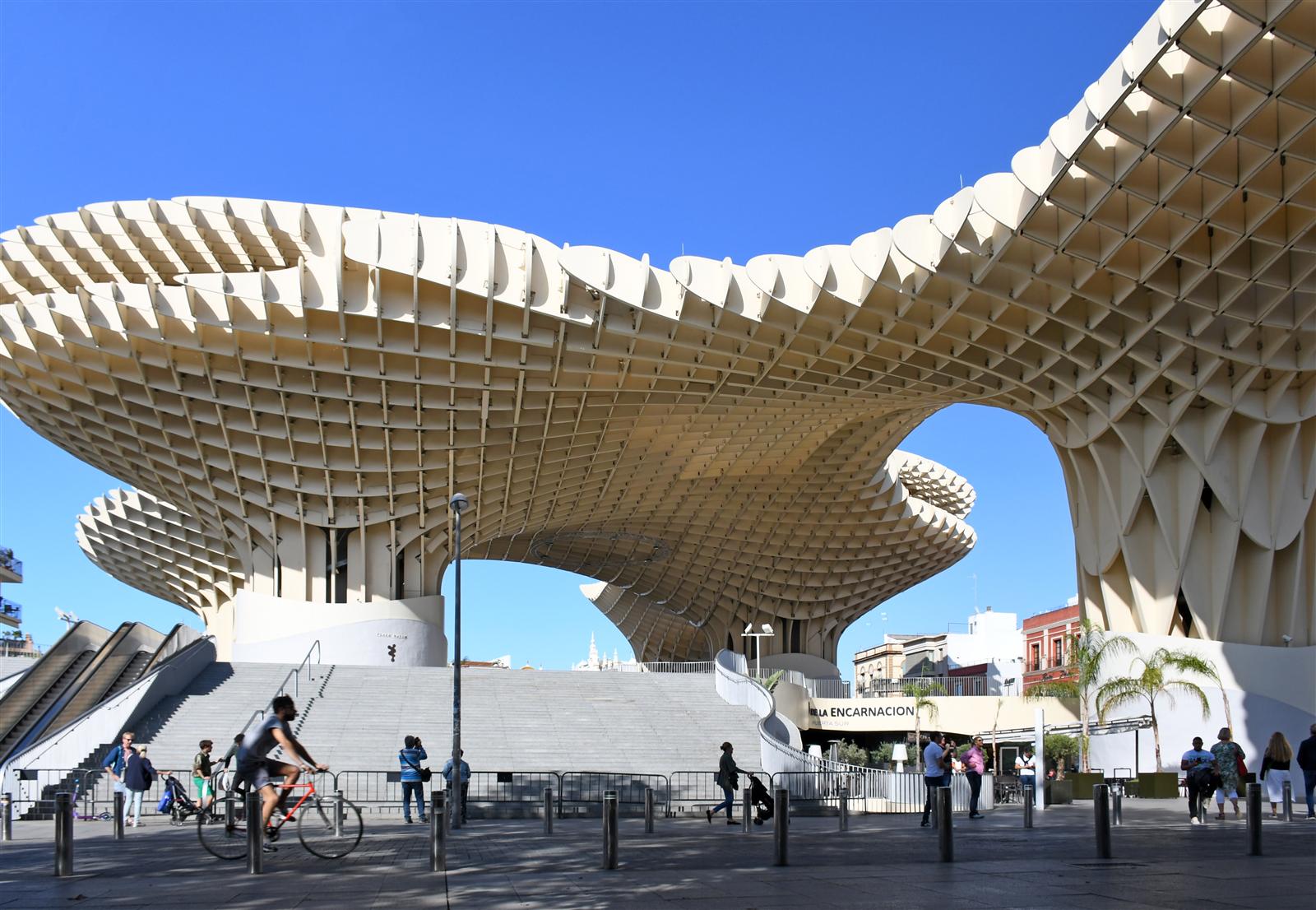 Vista diurna del conjunto completo de las Setas de Sevilla con paseantes