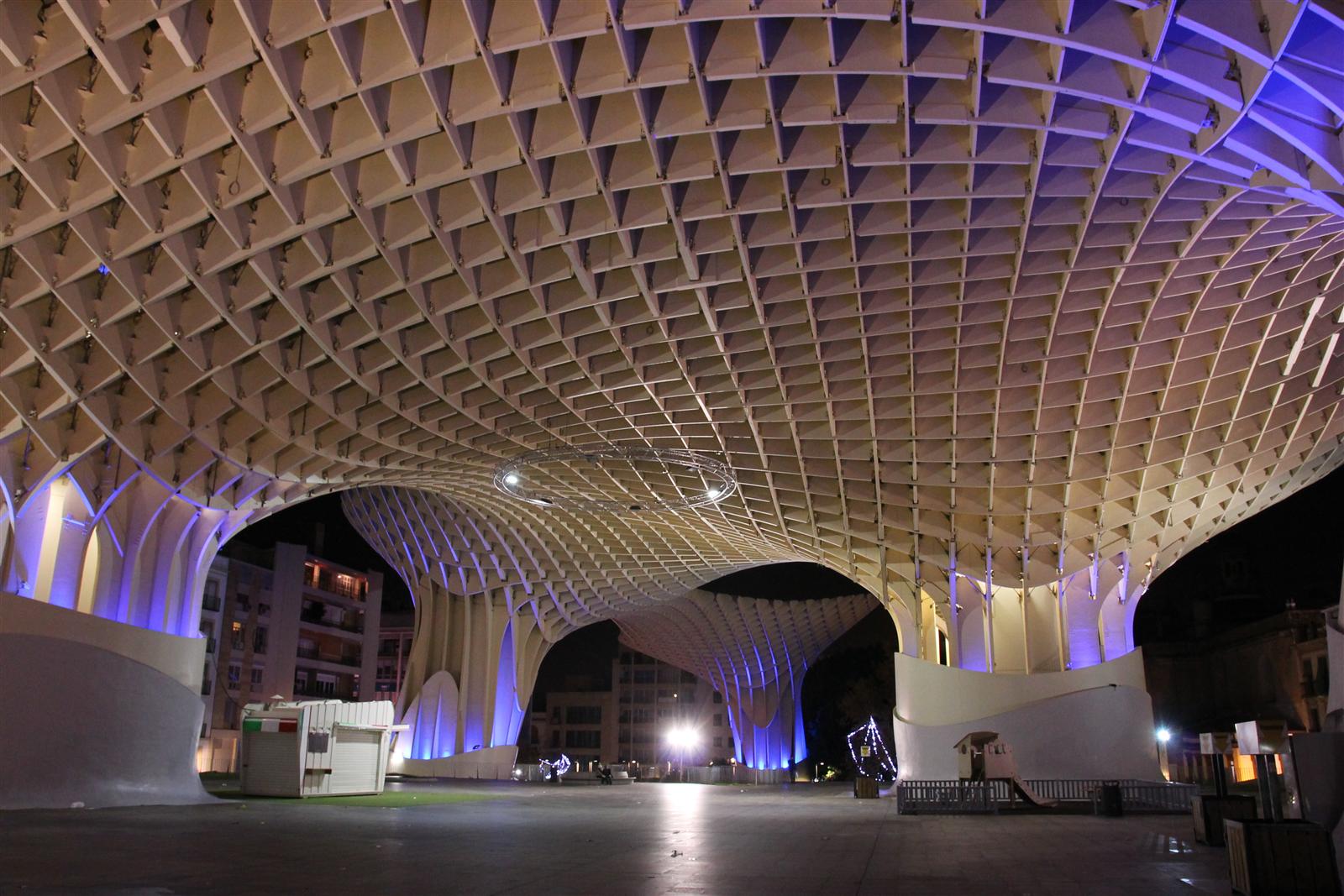 Estructura de las Setas de Sevilla iluminada de noche