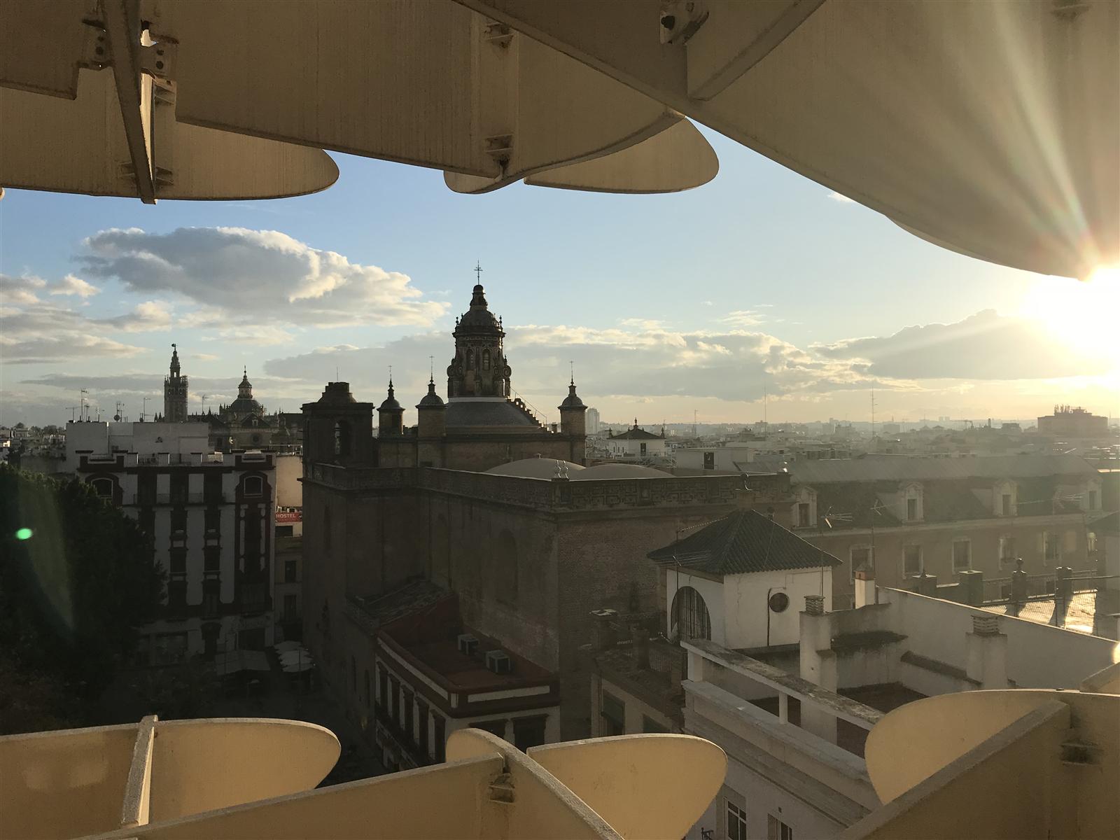 Vista de Sevilla desde el mirador superior de las Setas al atardecer