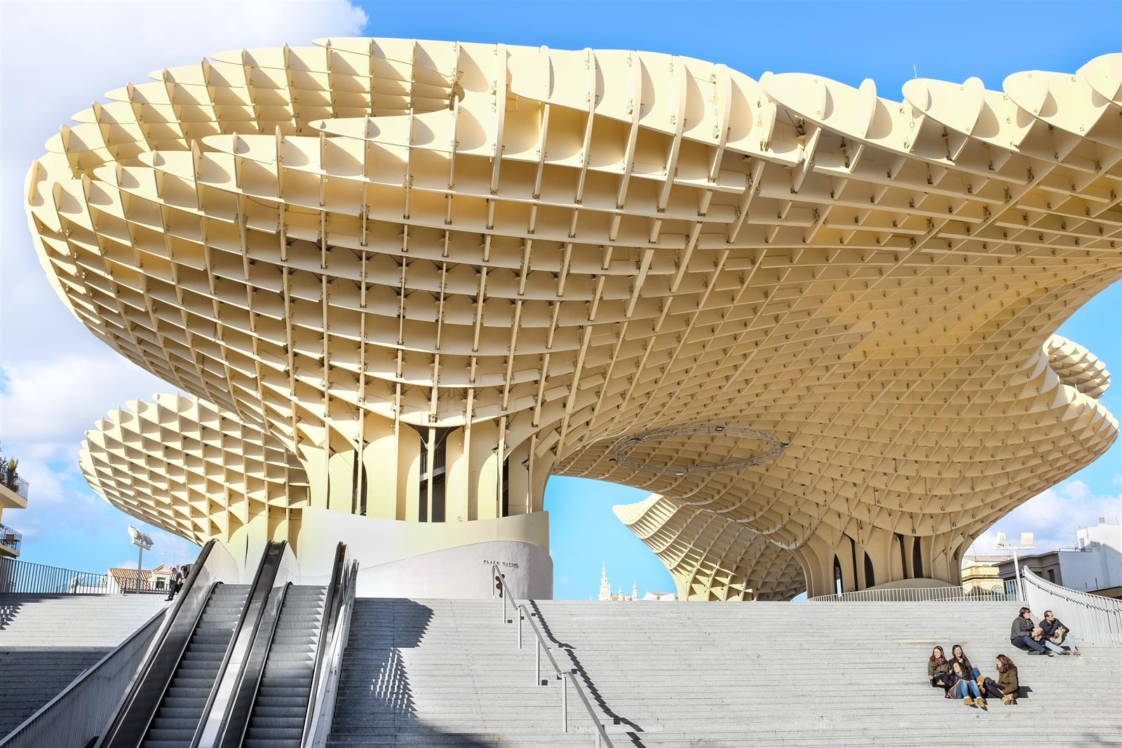 Detalle arquitectónico de la estructura de madera de las Setas de Sevilla