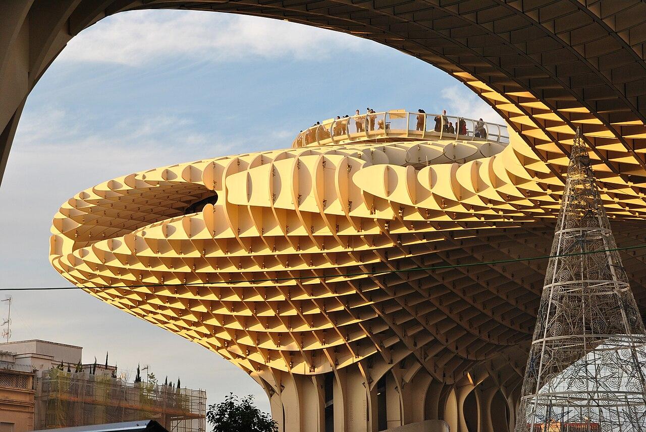 Mirador de las Setas de Sevilla al atardecer con visitantes en la pasarela