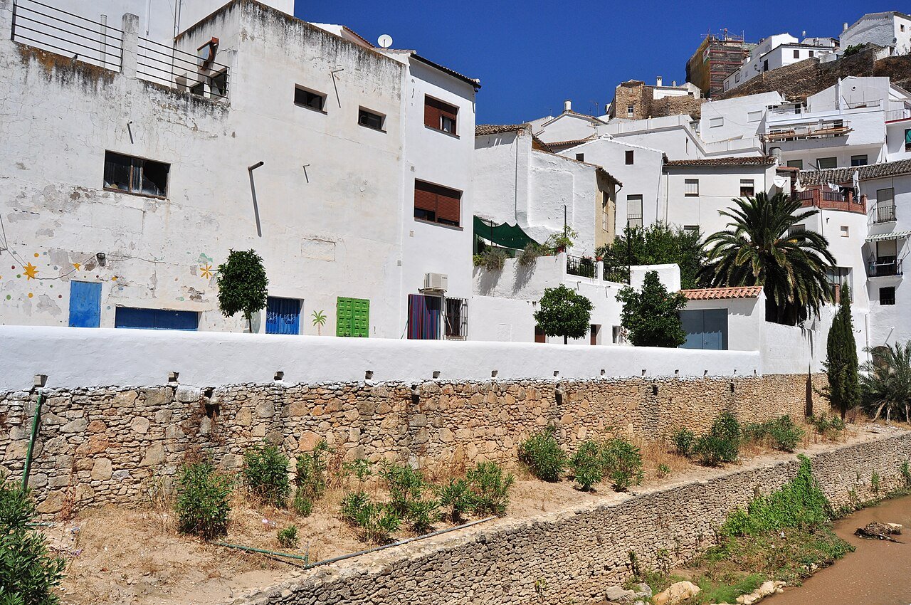 Casas y bares bajo los farallones de roca de Setenil