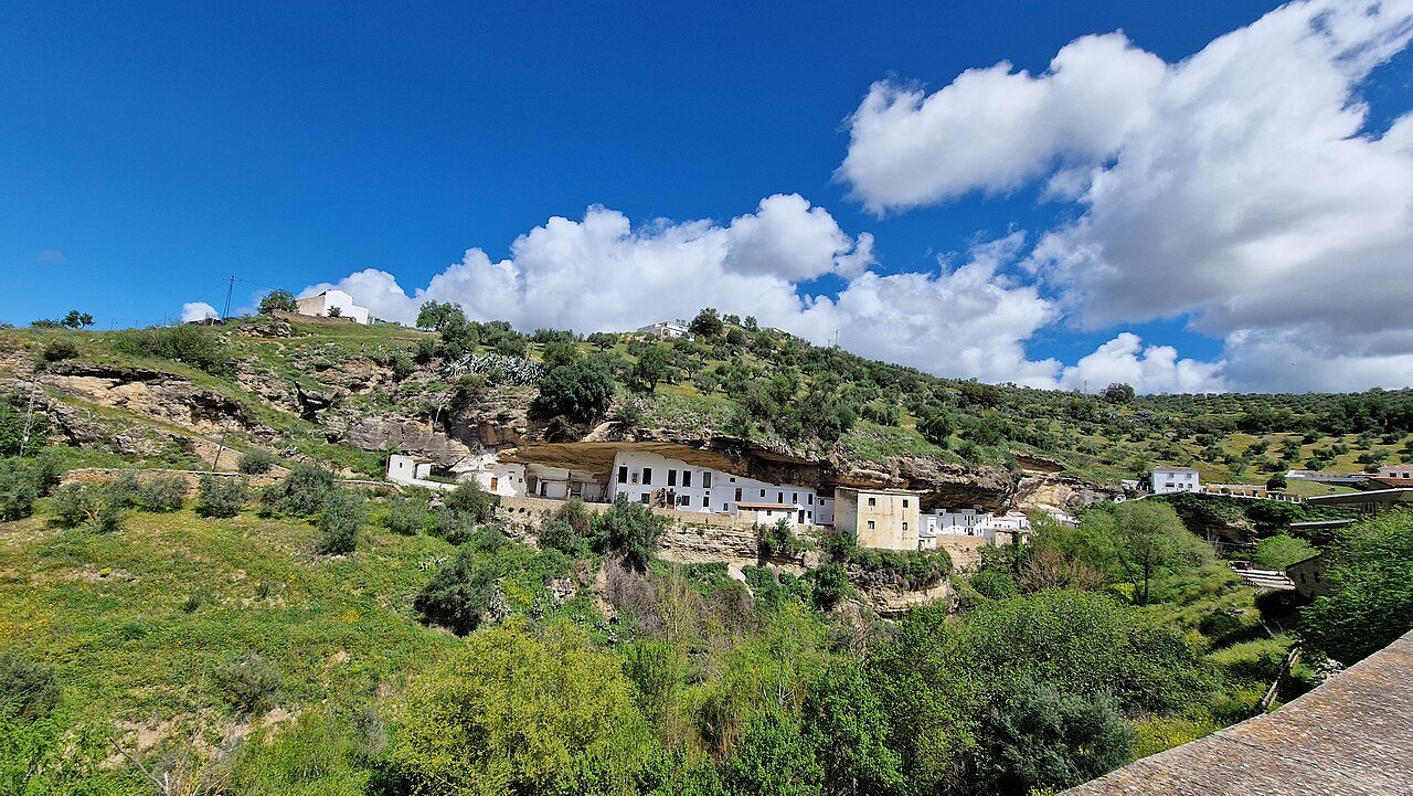 Calle de Setenil de las Bodegas con la roca como techo, Cádiz