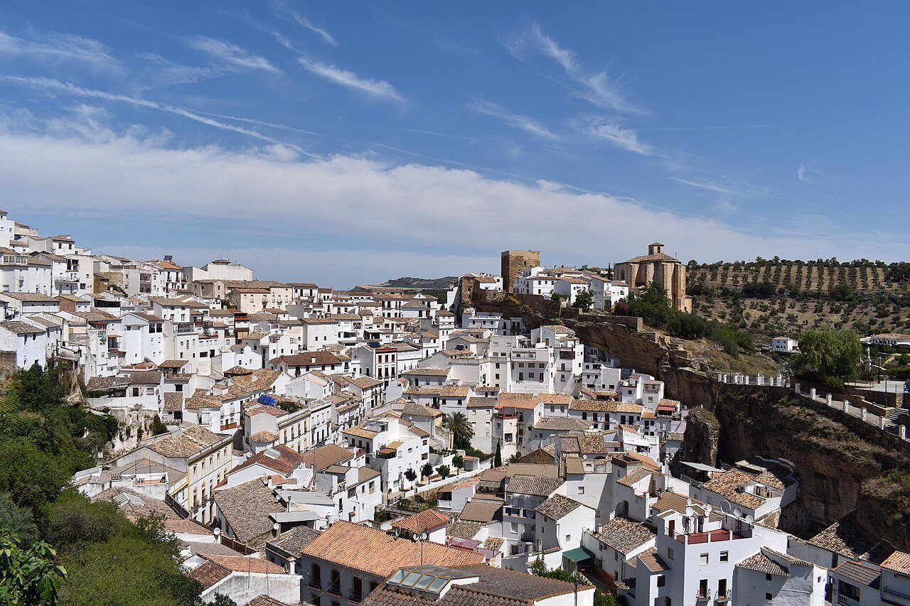Vista panorámica de Setenil de las Bodegas con casas bajo la roca, Cádiz