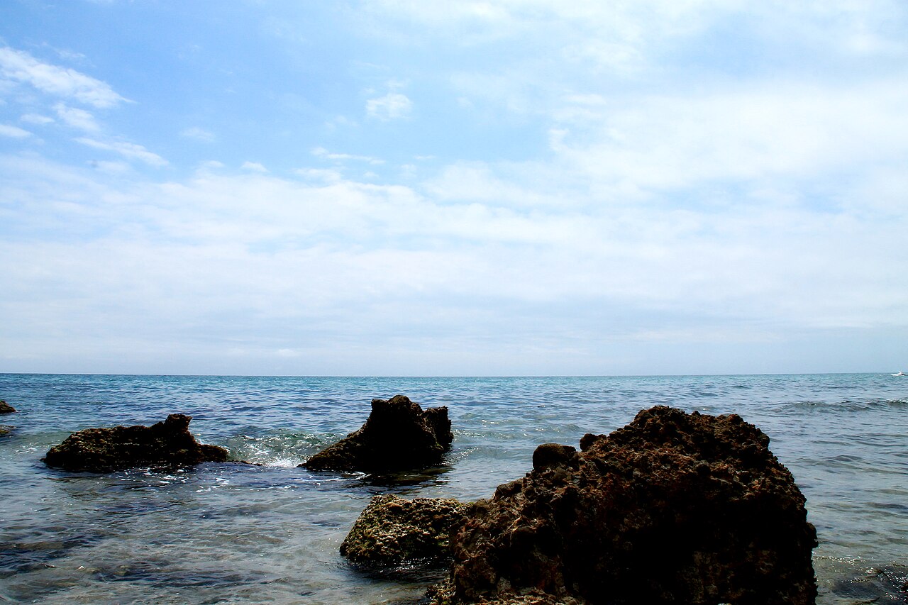 Cala Argilaga en la Sierra de Irta con costa virgen y matorral mediterráneo, Castellón