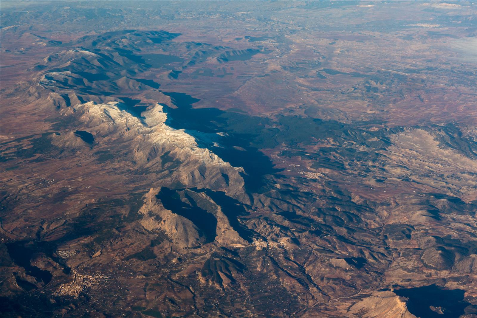 Vista aérea del Parque Natural Sierra de María-Los Vélez desde el lado oeste, con el paisaje montañoso de la comarca de Los Vélez