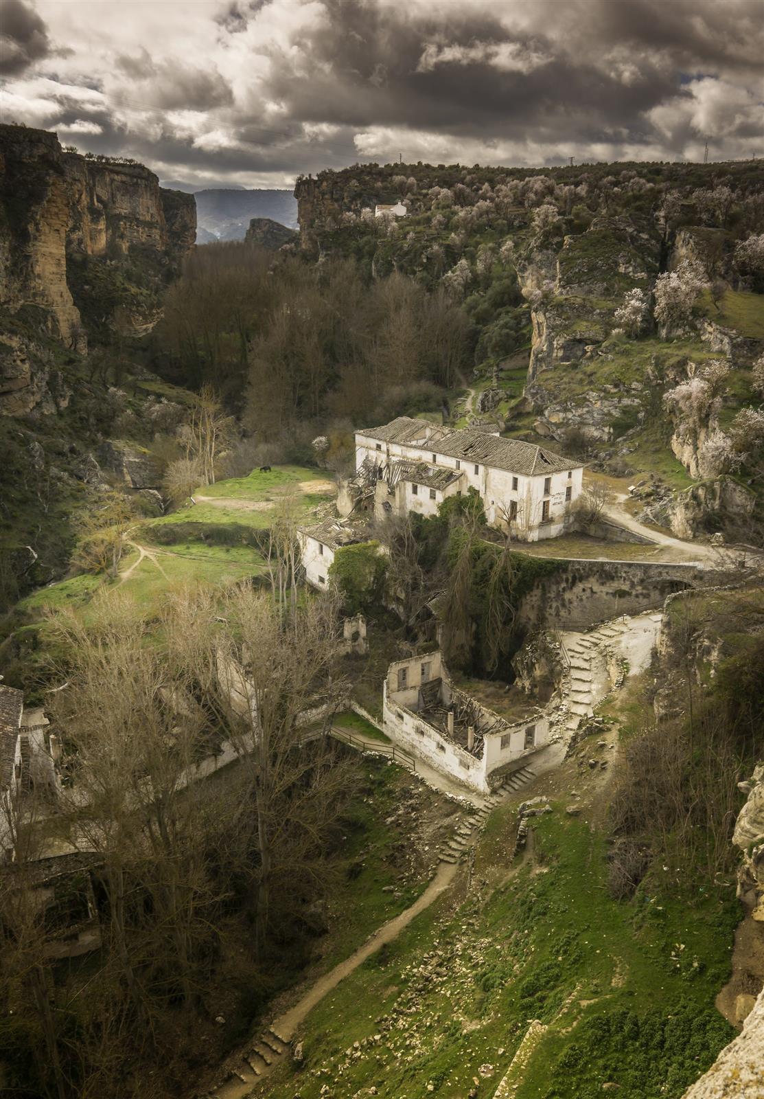 Vista de los tajos del río Alhama con el molino harinero histórico