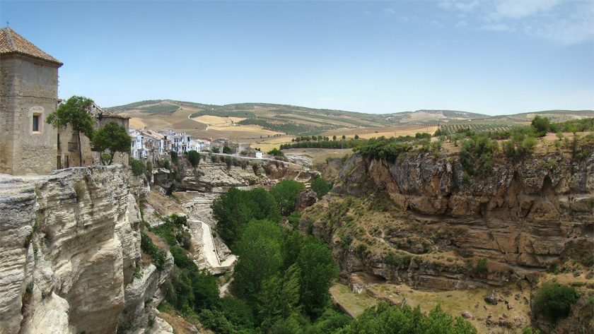 El Río Alhama fluyendo por el fondo del cañón en Alhama de Granada
