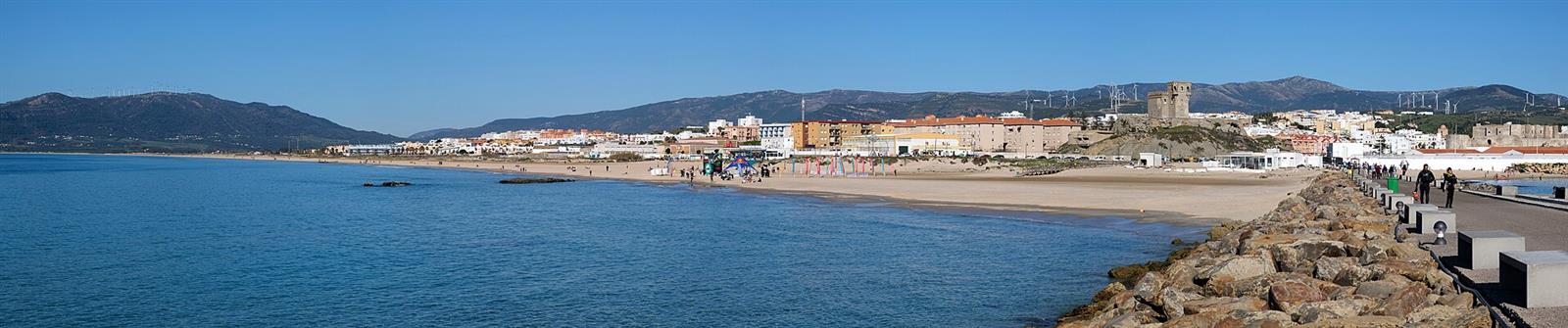 Panorámica de la bahía de Tarifa con el casco histórico, la playa y la torre del castillo al fondo, Costa de la Luz, Cádiz