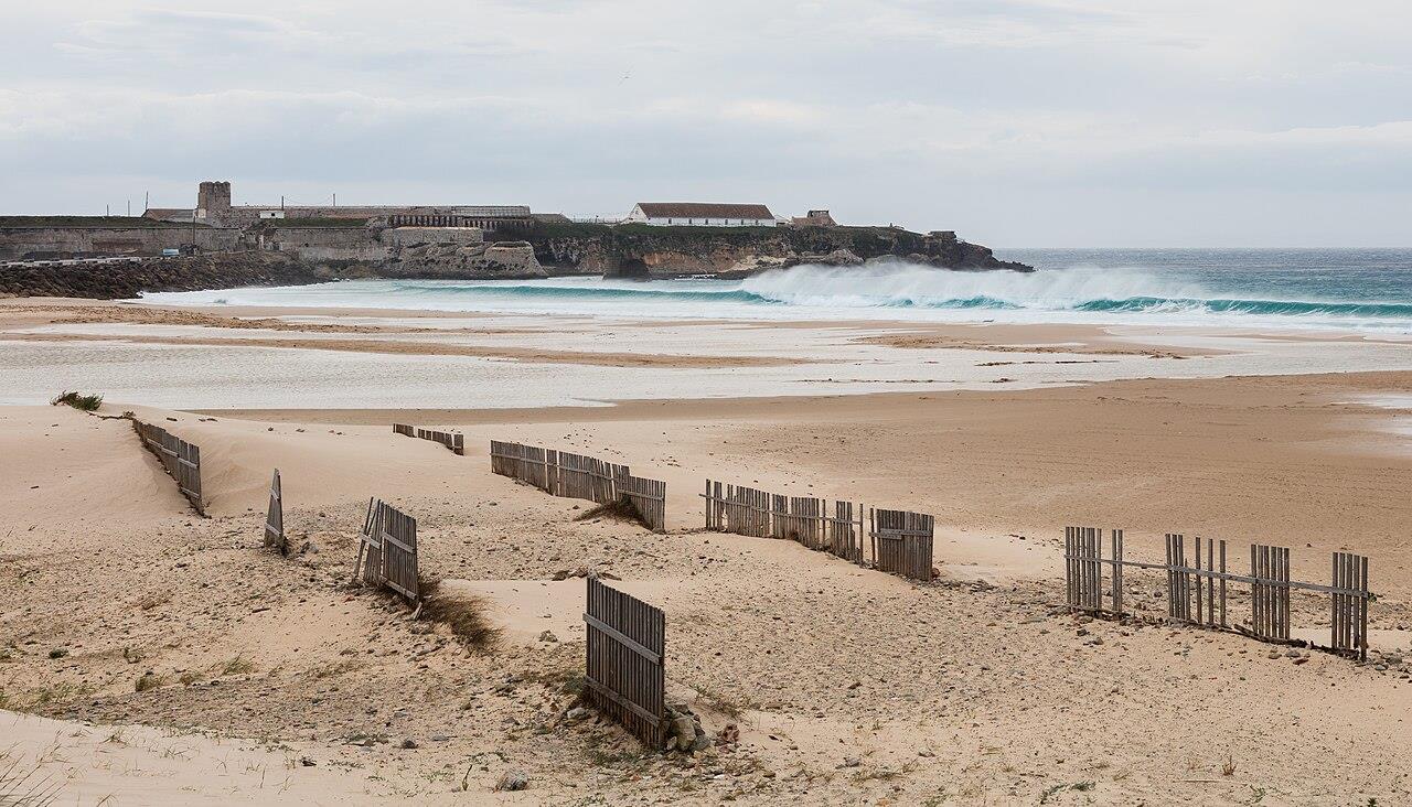 Playa de Tarifa con el Castillo de Santa Catalina en el acantilado y las olas del Atlántico, Cádiz