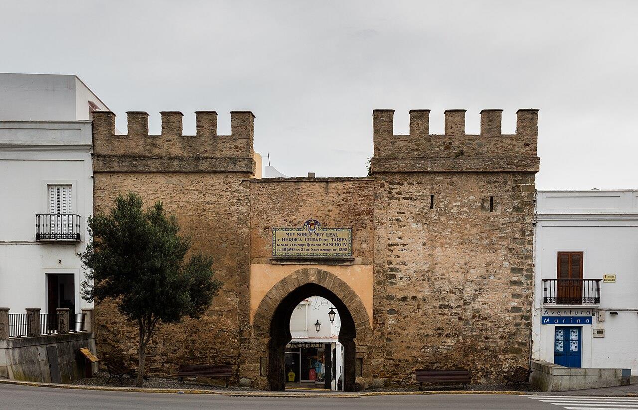 Puerta de Jerez, arco medieval de acceso al casco histórico amurallado de Tarifa, Cádiz