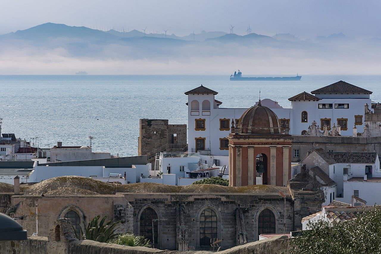 Tejados del casco histórico de Tarifa con el Estrecho de Gibraltar y la silueta de Marruecos al fondo, Cádiz