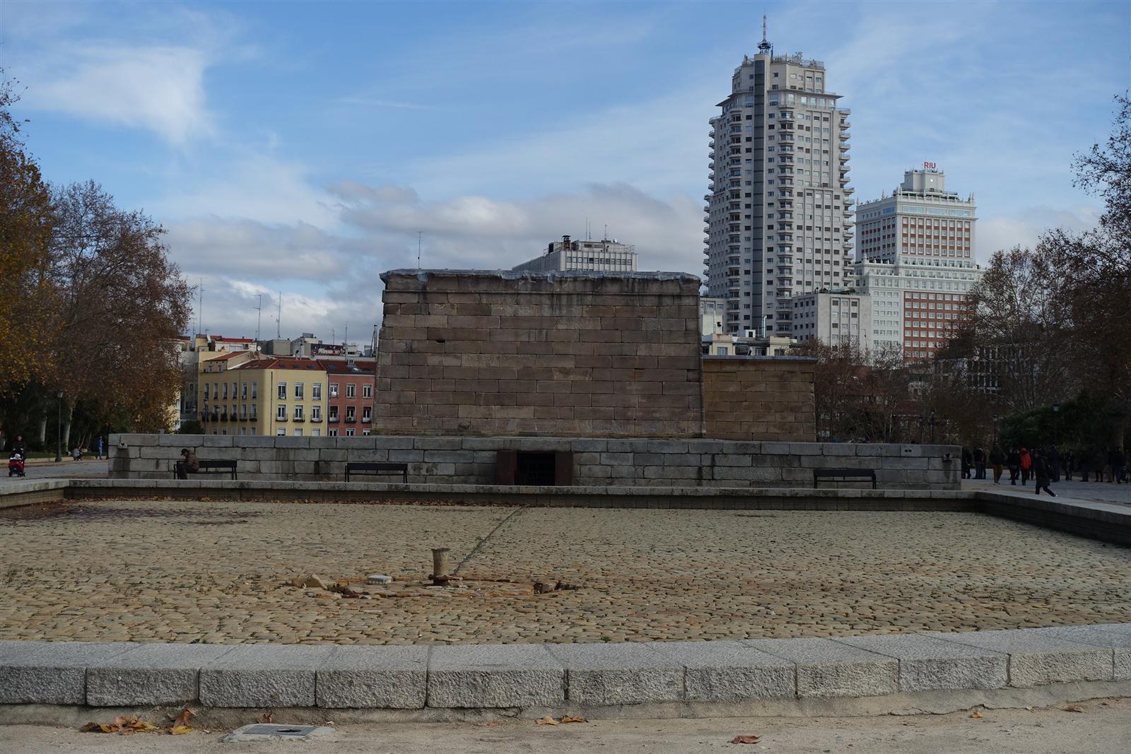 Recinto exterior y foso del Templo de Debod, actualmente sin agua