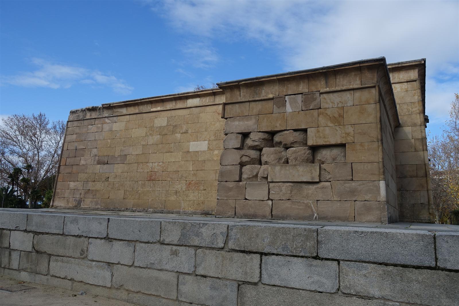 Detalle del muro con sillares originales egipcios del Templo de Debod