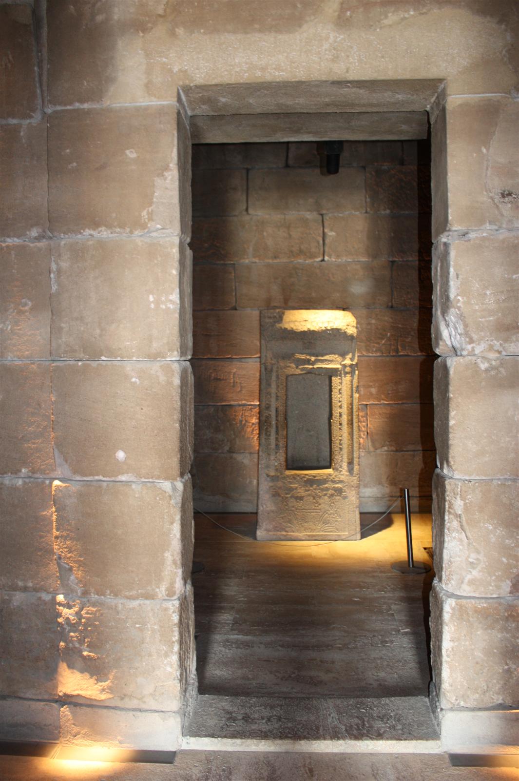 Hornacina interior con relieves iluminados en el Templo de Debod