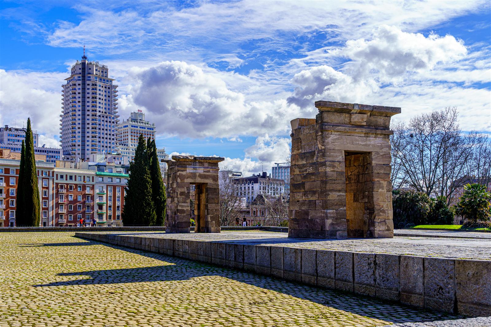 Templo de Debod con el perfil de rascacielos de Madrid al fondo