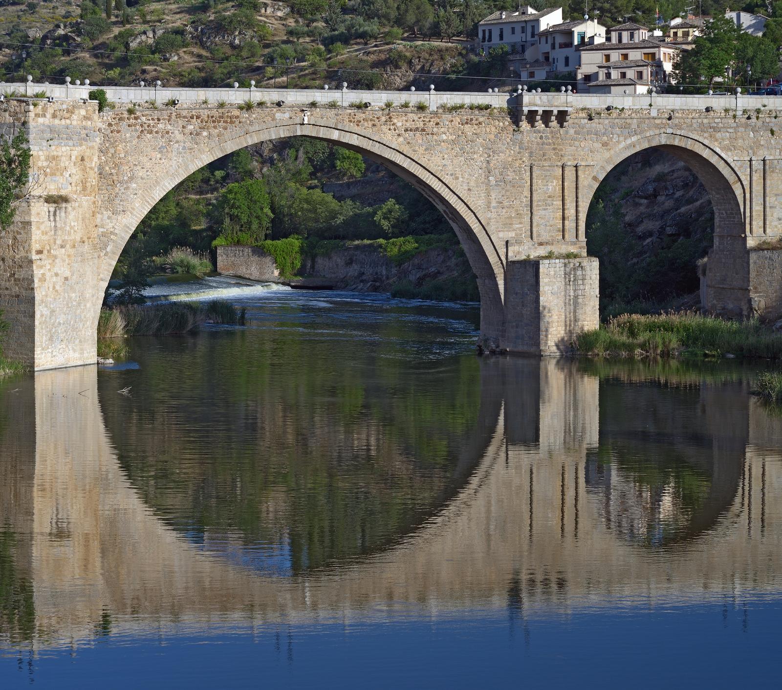 Puente de San Martín y su reflejo en el río Tajo