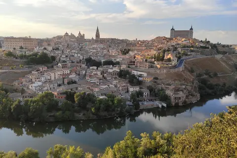Toledo, casco histórico Patrimonio de la Humanidad sobre el río Tajo en Castilla-La Mancha