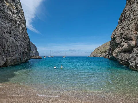 Torrent de Pareis, el gran cañón de Mallorca con su playa de cantos en la desembocadura, Escorca, Illes Balears