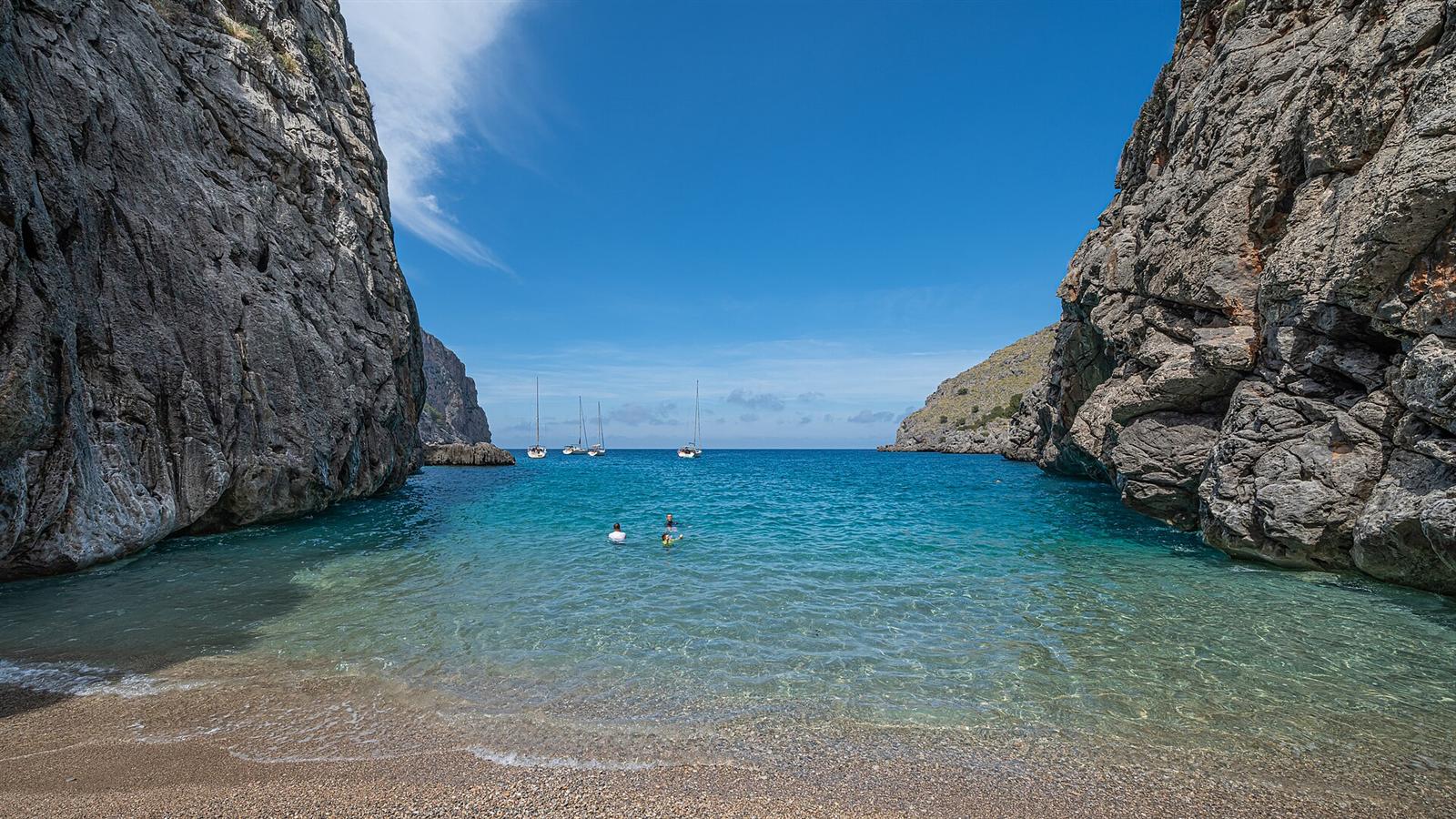 La desembocadura del Torrent de Pareis, entre paredes de roca y el mar