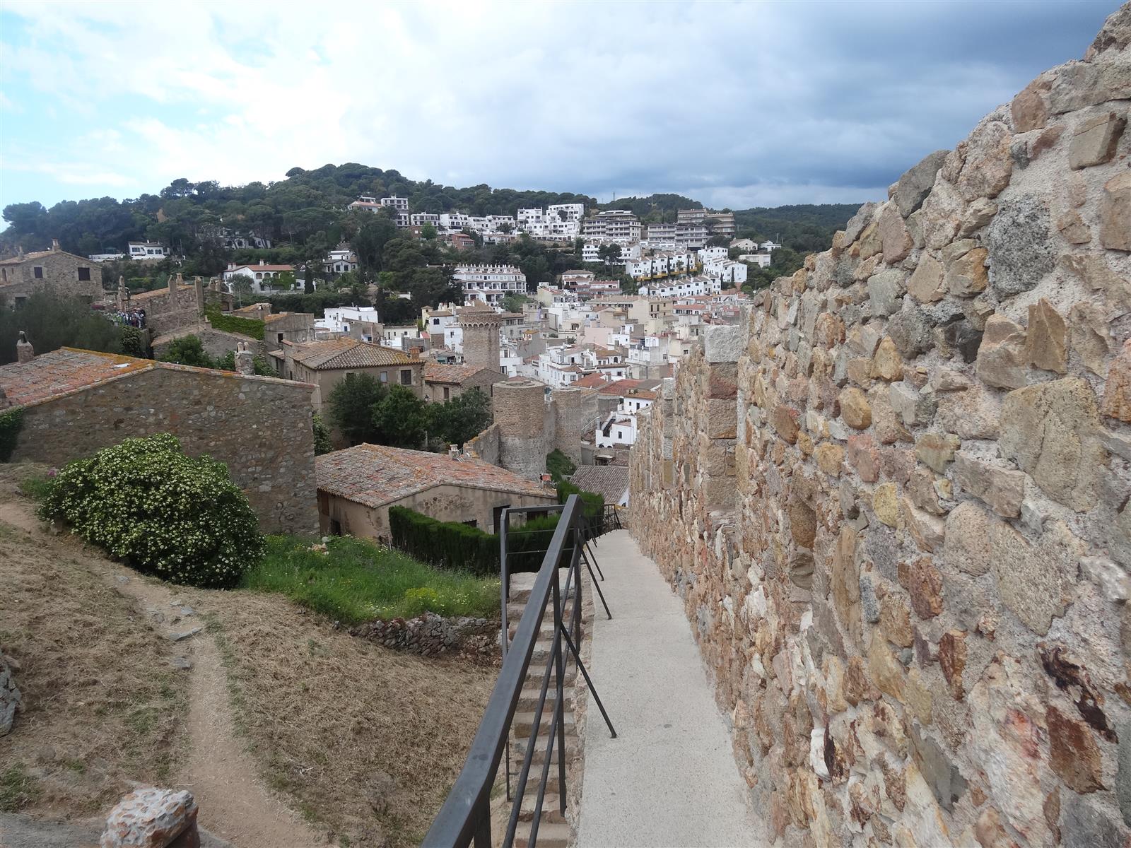 Murallas medievales de la Vila Vella de Tossa de Mar con el pueblo blanco al fondo, Girona