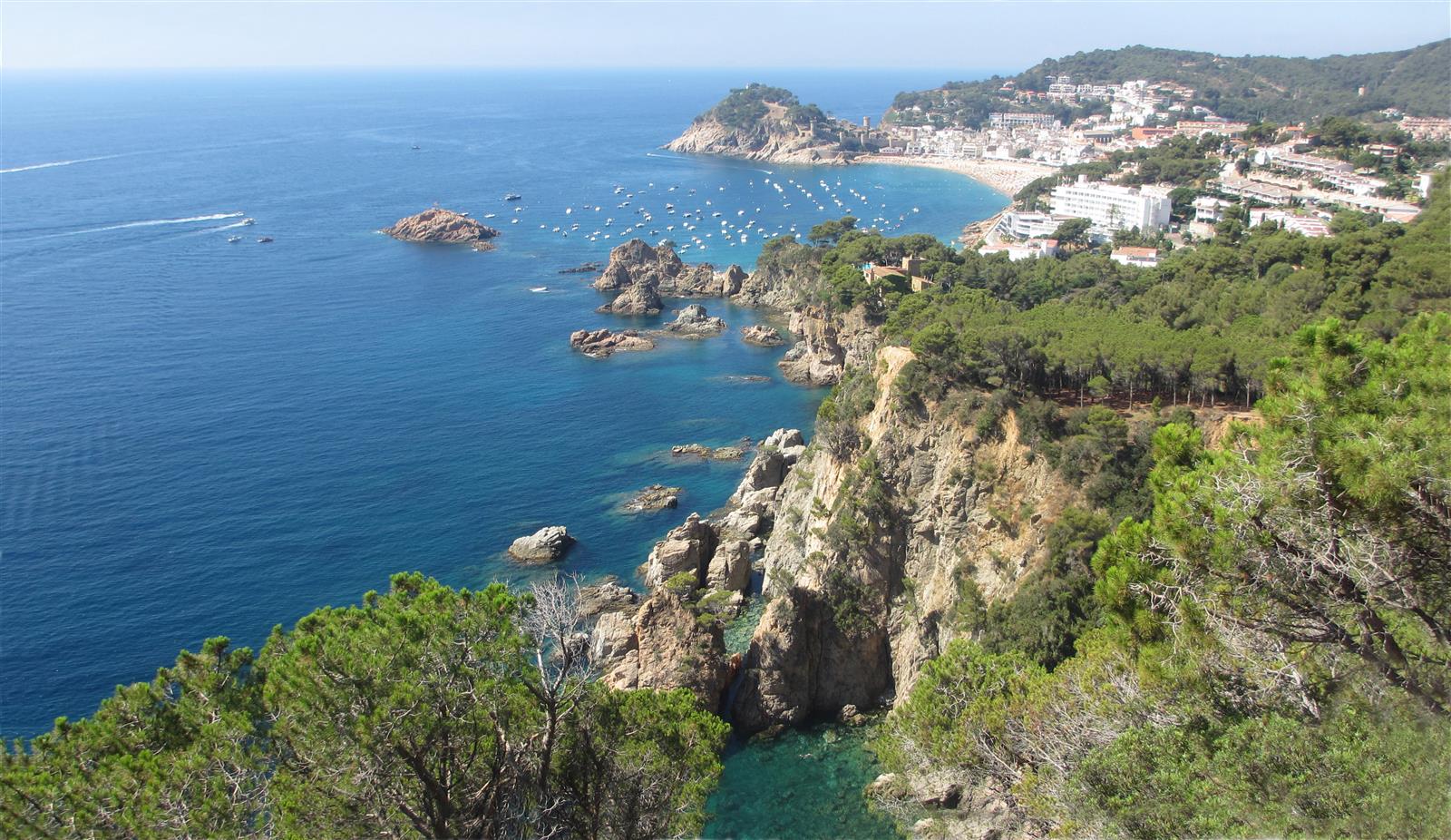 Panorámica de Tossa de Mar desde la carretera de Sant Feliu de Guíxols con la costa y la bahía al fondo