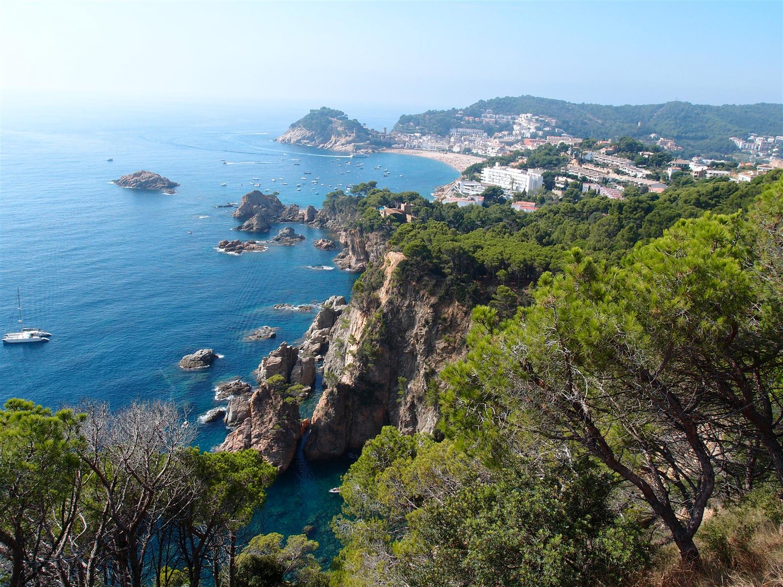 Vista aérea de los acantilados y calas de Tossa de Mar desde las alturas, Costa Brava, Girona