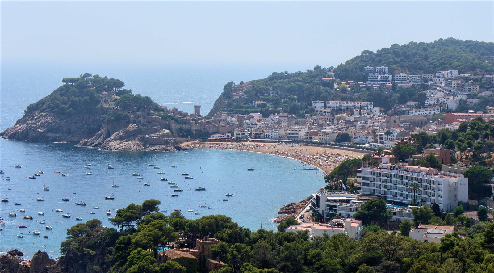 Vista panorámica de Tossa de Mar con la Vila Vella y la bahía mediterránea, Costa Brava