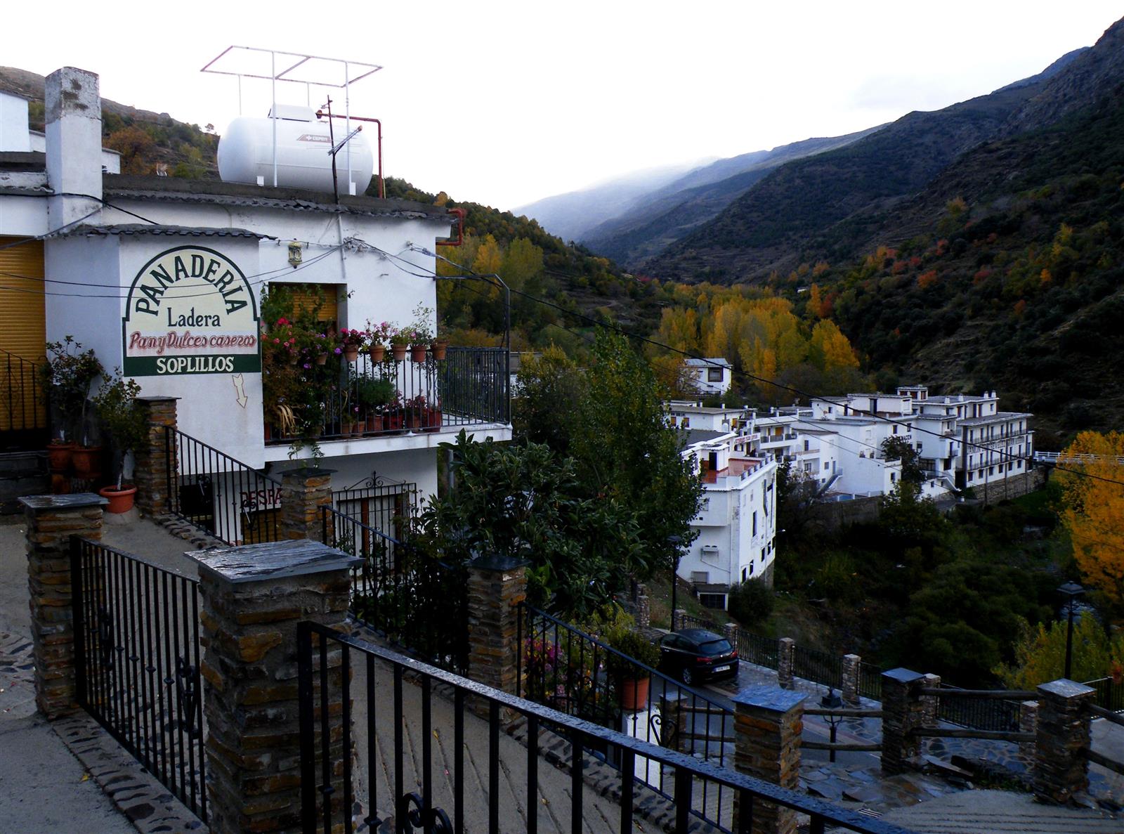 Casas en terraza y calles tradicionales del pueblo de Trevélez, Alpujarra granadina