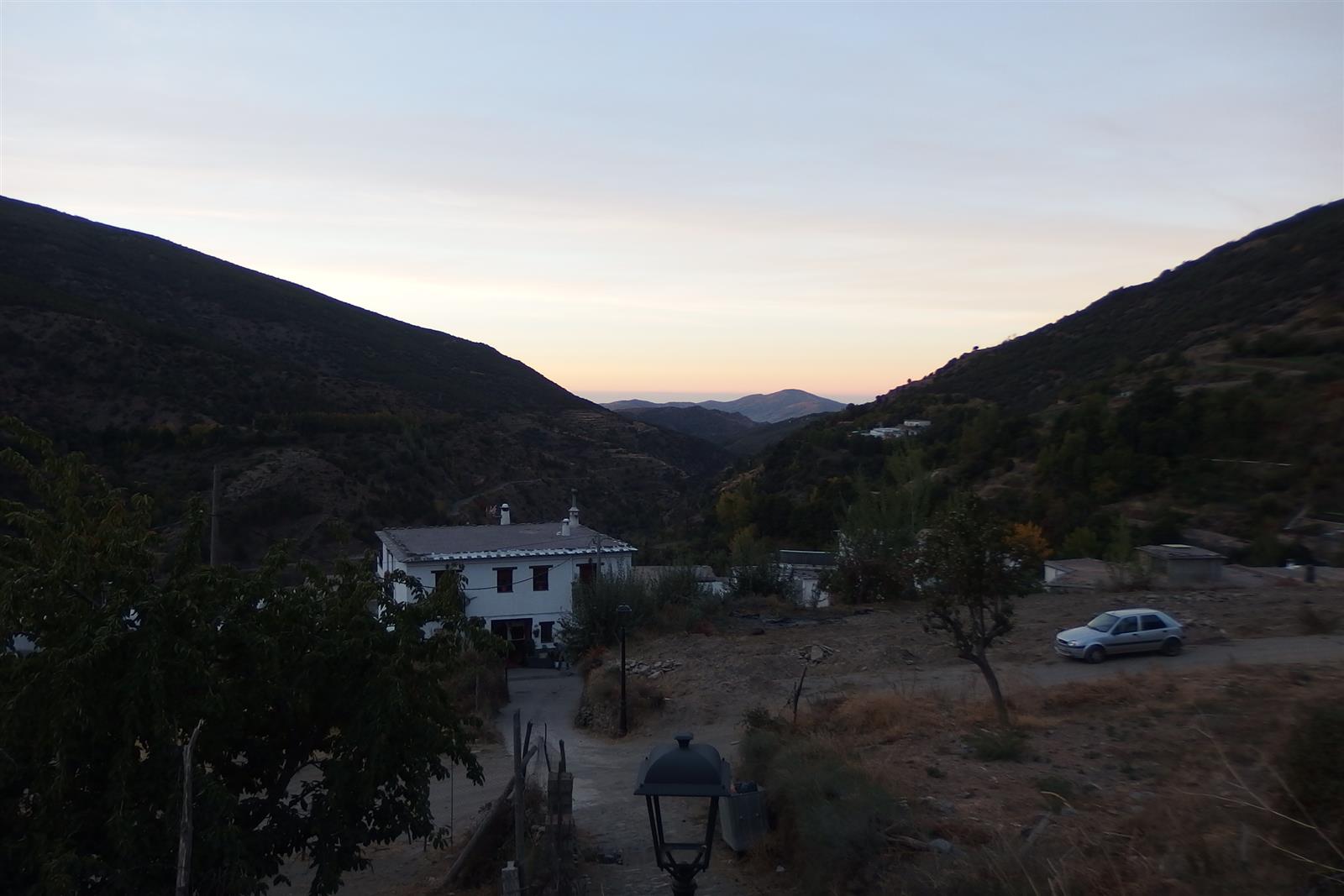 Trevélez entre las montañas de Sierra Nevada, Alpujarras Granada