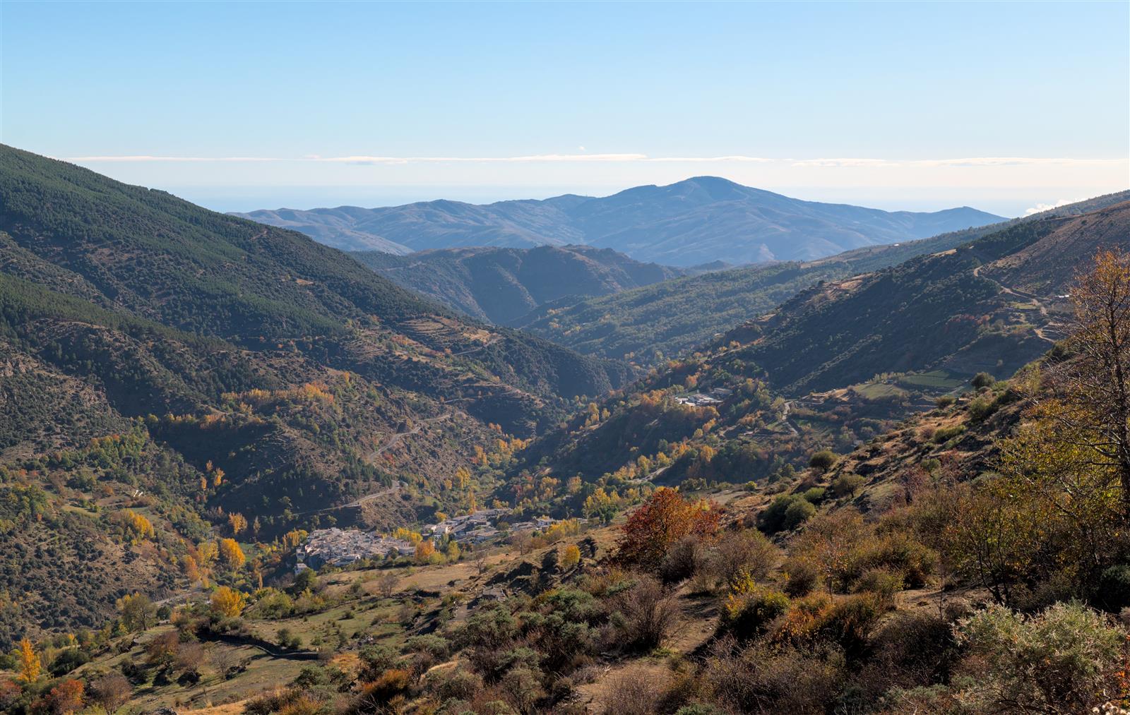 Vista del pueblo de Trevélez en la ladera de Sierra Nevada, Alpujarra granadina