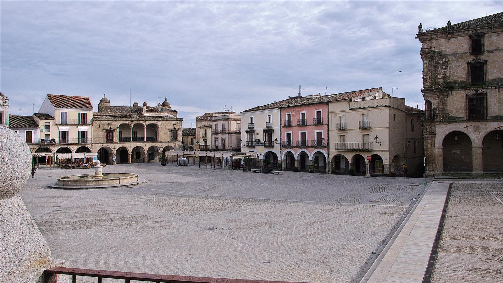 Vista general de la Plaza Mayor de Trujillo con la estatua de Pizarro, la iglesia de San Martín con cigüeñas en la torre y los soportales del entorno, Cáceres
