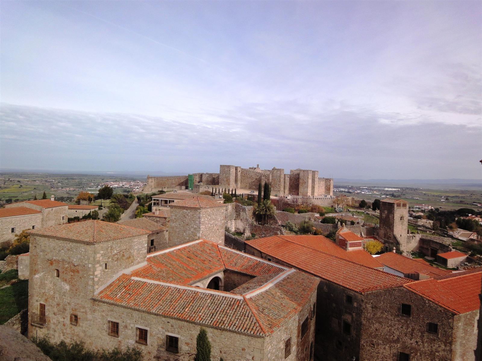 Vista aérea desde el Castillo de Trujillo sobre la Plaza Mayor y el conjunto urbano de la ciudad medieval, Cáceres, Extremadura