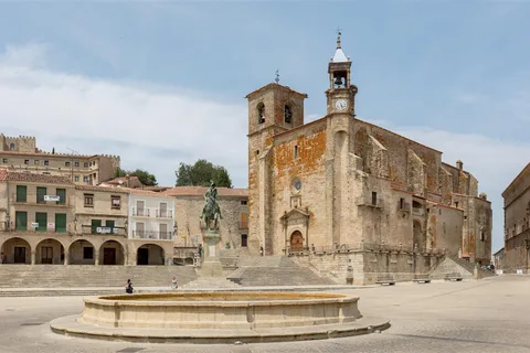 Plaza Mayor de Trujillo con la estatua ecuestre de Francisco Pizarro, conjunto histórico medieval en Cáceres