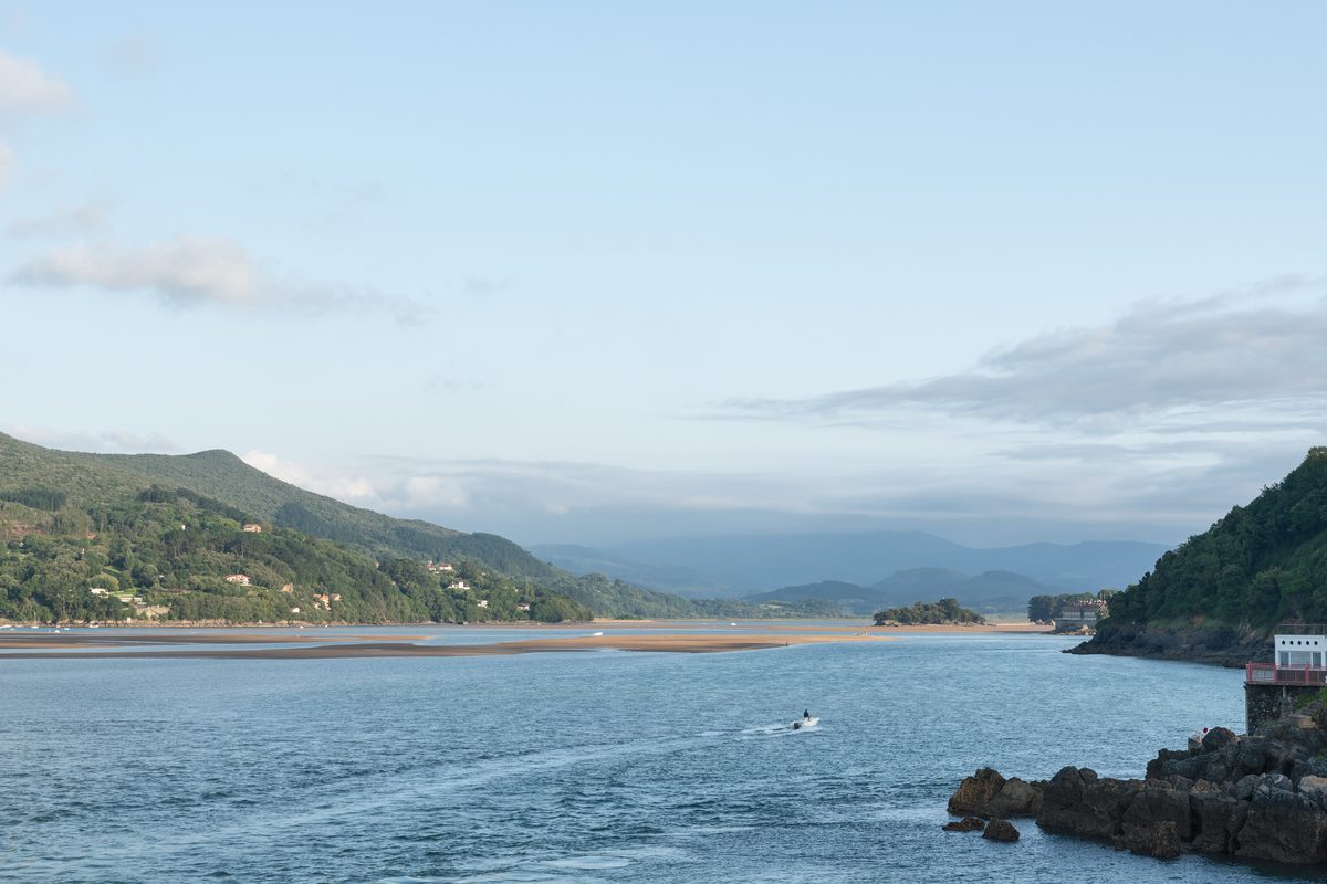 Vista del estuario de Urdaibai desde Mundaka, julio 2024: panorámica del estuario del río Oka con marismas y vegetación acuática en la costa de Bizkaia